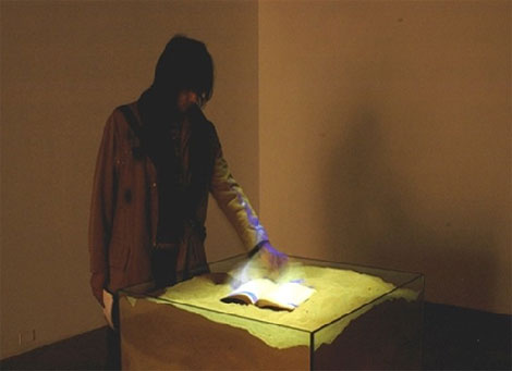 Book of sand: lisez dans le sable